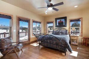 Master Suite w/ Queen Tempur-Pedic Bed, Outdoor Seating, 50" 4K TV, Jacuzzi Tub