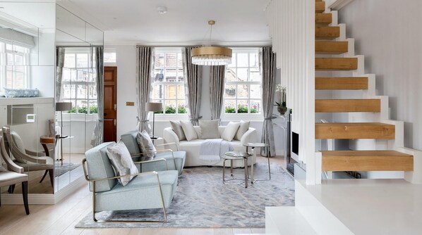 Pocket Full of Pearls – 1 Bedroom Duplex Penthouse (689)