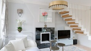 Pocket Full of Pearls – 1 Bedroom Duplex Penthouse (692)