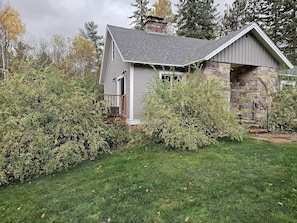 Graystone Cottage - late spring to early fall when privacy willows fully grown.