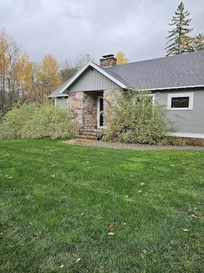 Graystone Cottage - late spring to early fall when privacy willows fully grown