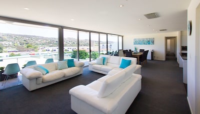 Luxurious CBD 4 bedroom penthouse