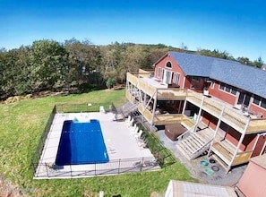Fire pit table and BBQ grill on decks. View of Blue Mountian/Camelback ski.