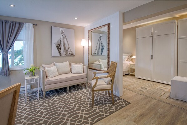 Chic, light, natural décor and fabrics in living spaces.
