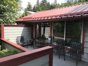 Private porch runs all along the oater side of the Bunkhouse