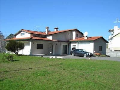 Beautiful VILLA, NAZARE`35KM near Vieira Beach, beach at 6 minutes 