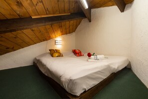 Cosy mezzanine sleeps 2