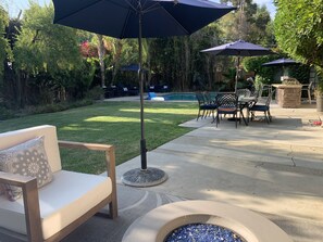 Back garden & pool