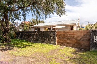 Unique 2 bedroom riverside Boathouse in central Barwon Heads