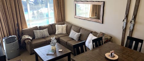 Living/Dining w/ fold out sectional