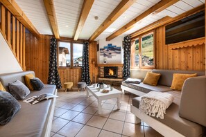 Wohnzimmer mit Kamin im Chalet Snow Valley