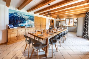 Large dining table in chalet Snow Valley