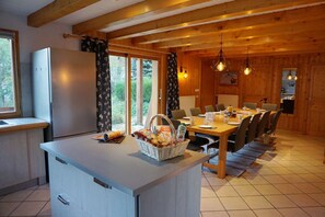 Well equipped open-plan kitchen with access to the terrace in chalet Snow Valley