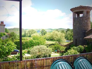 Vue du Gîte sur le jardin et la rivière