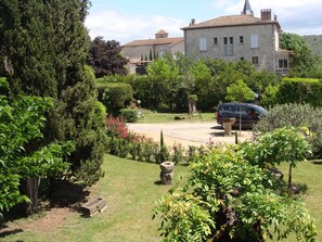 Vue de la terrasse sur le jardin