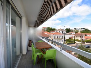 Studio avec balcon, vue dégagée, accès direct plage, court de tennis et parking