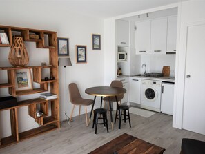 Kitchenette équipée avec espace repas 4 personnes