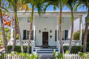 Horse Conch is located in this "eyebrow house."