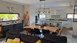 La cuisine ouverte sur le salon