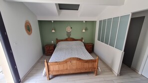 Chambre 1 (lit en 160) avec sa SdB