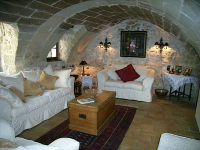 Charmantes Dorfsteinhaus aus dem 17. Jahrhundert in der Nähe von Uzes, Südfrankreich