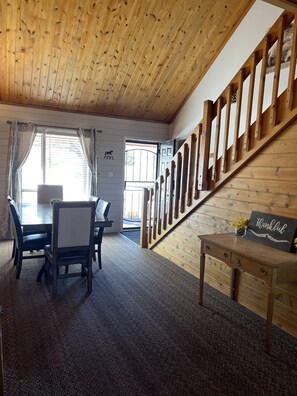 Entrance- dining area with 6 chairs
