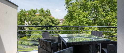 Terrasse de 7m2 donnant sur le Parc Sisley : table avec 4 fauteuils