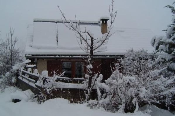 Le chalet sous la neige.