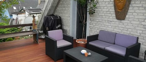 gemütliche Terrasse mit moderner Lounge Garnitur für geminsame Abende 