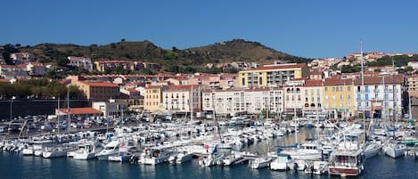 Vue  du balcon  du séjour et de la chambre adultes  . ( Le port ) 