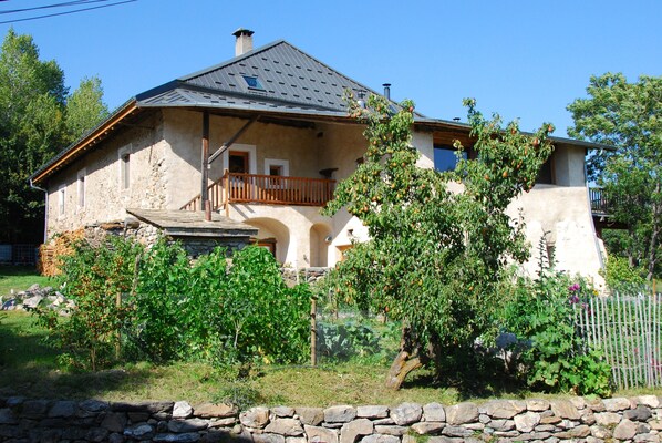 La ferme de beauté  lieu de séjour dans les alpes du sud prés du lac de savines