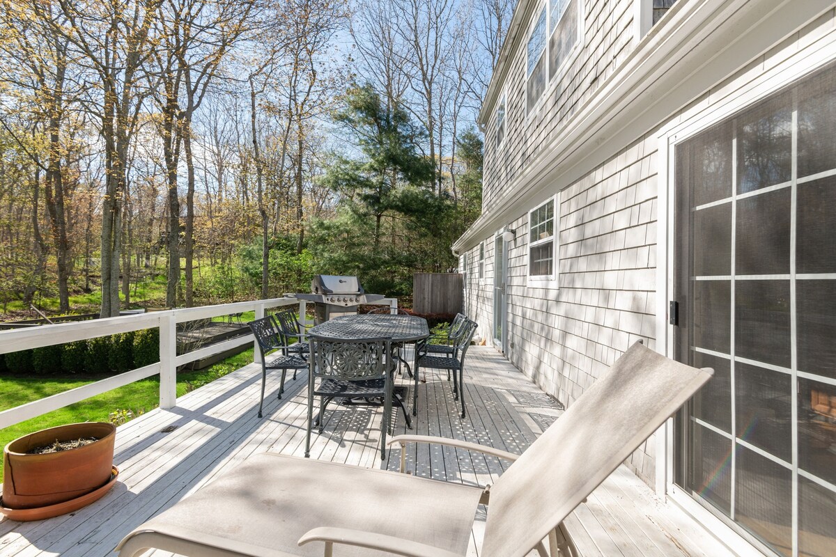 Cosy Christmas in Montauk by a large fireplace and a large hot jacuzzi.