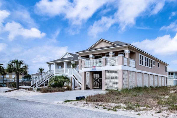 Welcome to Sandy Toes - 436 Harbor Light Circle, also known as "Sandy Toes" is a 4 bedroom, 4 + 1/2 bath house that is waiting for you to come enjoy. It offers a communal pool, tennis court and just steps away from the beach for lots of fun in the sun!!!