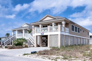 Sandy Toes~436 Harbor Light Circle - Sandy Toes is located on the Ft. Morgan peninsula in Heritage Shores subdivision and offers plenty of space for your family.  Heritage Shores offers a community swimming pool, clubhouse, a tennis court and the sandy beaches are within walking distance.