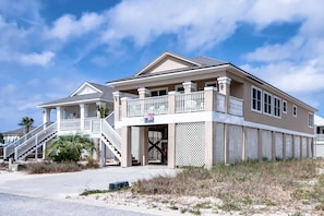 Sandy Toes~436 Harbor Light Circle - Sandy Toes is located on the Ft. Morgan peninsula in Heritage Shores subdivision and offers plenty of space for your family. Heritage Shores offers a community swimming pool, clubhouse, a tennis court and the sandy beaches are within walking distance.