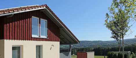 Giebelansicht mit großen Fenstern im Schlafzimmer