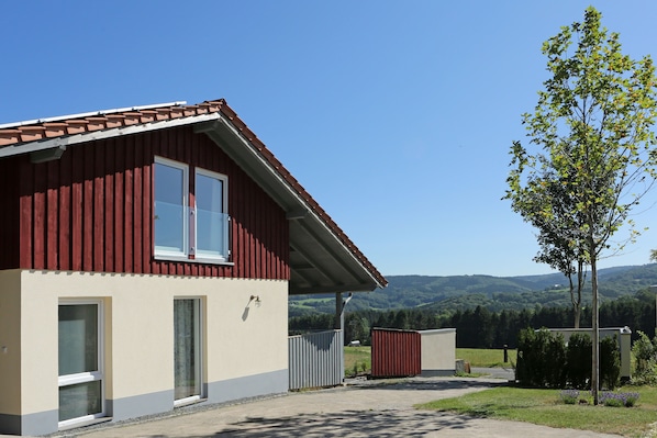 Giebelansicht mit großen Fenstern im Schlafzimmer