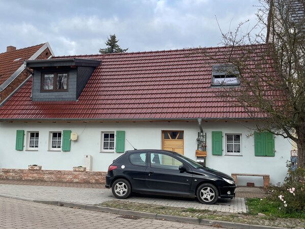 Ansicht Ferienhaus Jean von der Straße.###br###Parkplatz direkt vor dem Haus