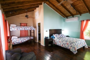 1 Queen Bed, 2 Twin Bunk Bed
