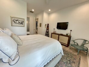 West Suite. Queen Bed. Luxury 100%Cotton linens. Modern decor. Lots of art. NEW.