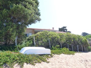 Vue de la maison de la plage 
 cachée par la haie 