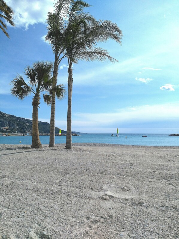 plage des sablettes à 3 minutes à pieds du logement