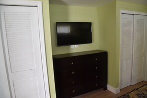Mainhouse - Master bedroom