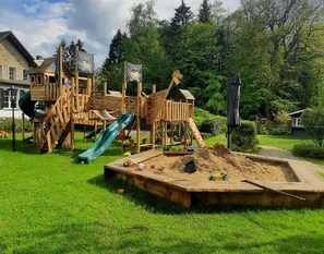 Spielplatz mit Sandkasten