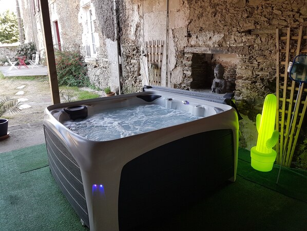 Outdoor spa tub