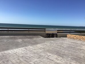 Voici la vue de la terrasse..... Un escalier... et la plage !
