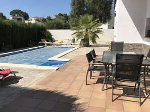 la piscine bâchée pour chauffer l'eau !