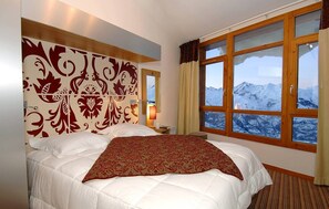 Get a good night's sleep in the master bedroom with either a Double bed or 2 Single beds.