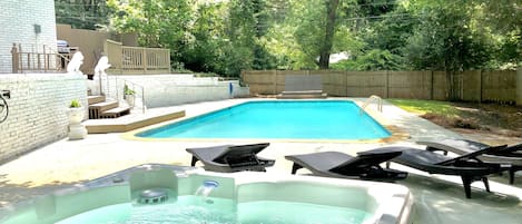 Pool ONLY OPEN last weekend of Apr -> end of Sep, HotTub open ALL YEAR ROUND