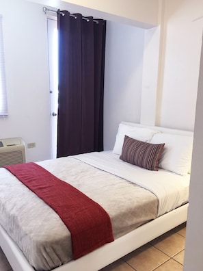 Dormitorio con cama Queen en el que caben 2 personas por cama, tiene AC.
